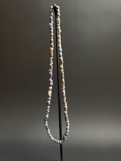 Vintage handelskralen ketting uit Ghana blauw wit gestreept