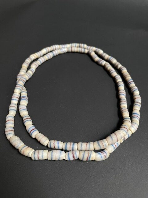 Vintage handelskralen ketting uit Ghana wit gestreept