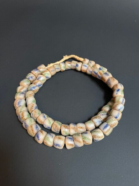 Vintage handelskralen ketting uit Ghana wit gestreept