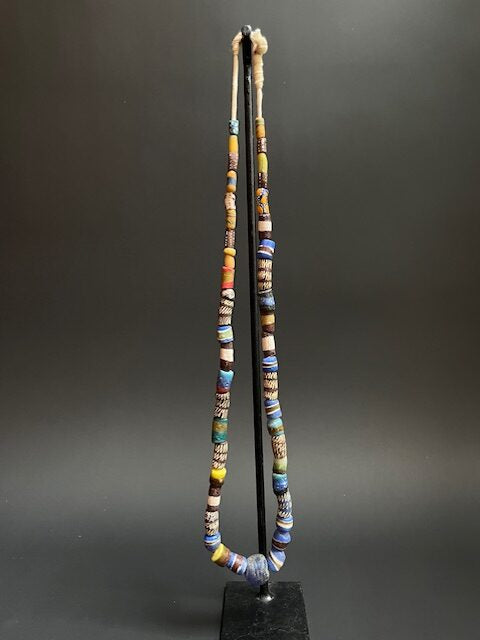 Lange vintage handelskralen ketting uit Ghana zigzag