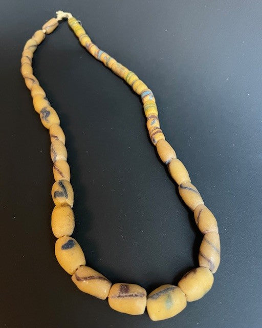 Vintage handelskralen ketting uit Ghana geel gestreept