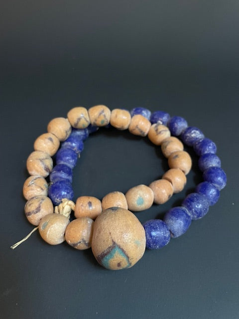 Vintage handelskralen ketting uit Ghana blauw-geel
