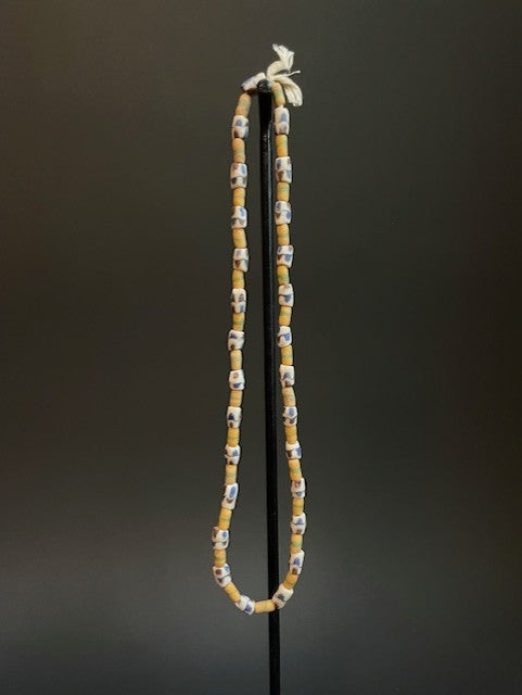 Vintage handelskralen ketting uit Ghana geel-wit