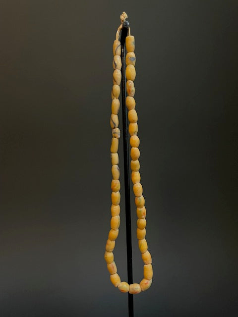 Vintage handelskralen ketting uit Ghana geel