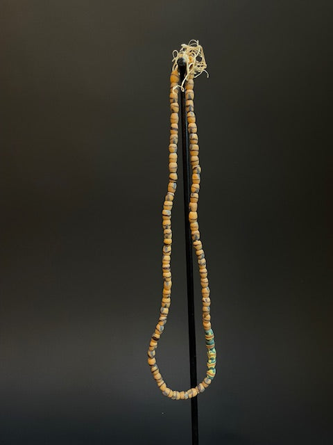 Vintage handelskralen ketting uit Ghana geel gestreept