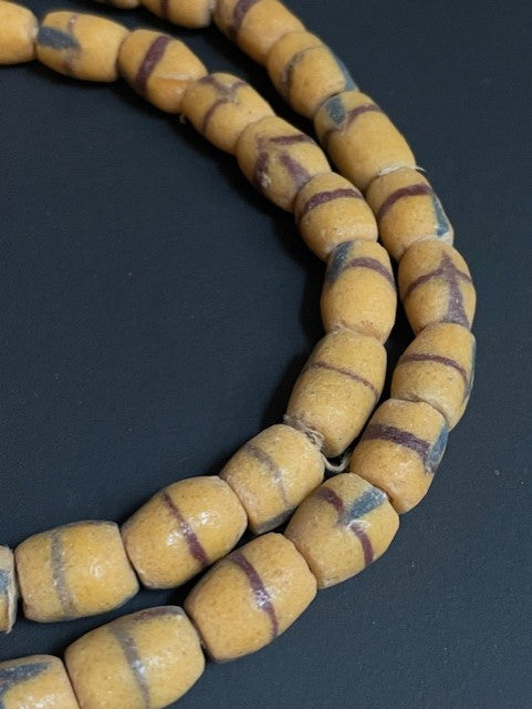 Vintage handelskralen ketting uit Ghana geel gestreept
