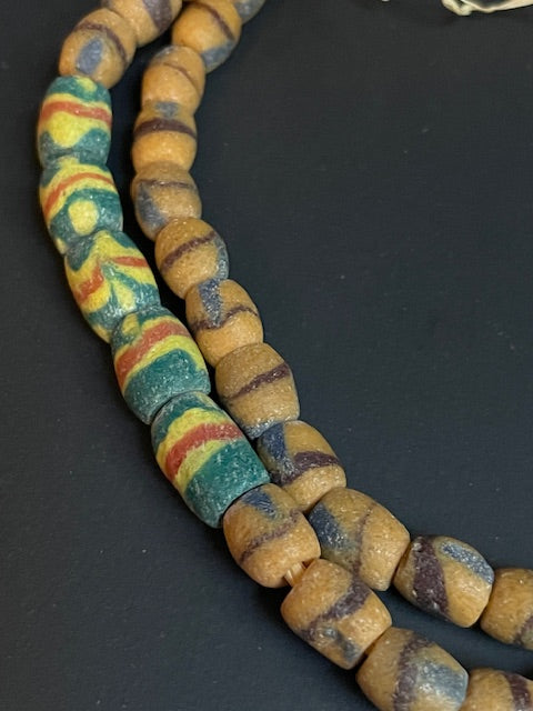 Vintage handelskralen ketting uit Ghana geel gestreept