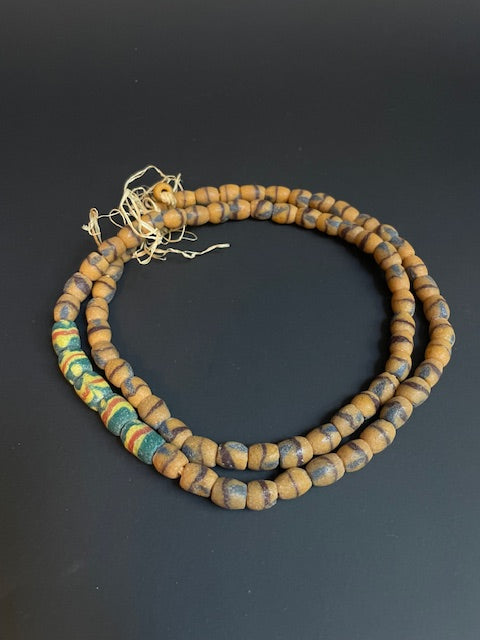 Vintage handelskralen ketting uit Ghana geel gestreept