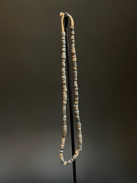 Vintage handelskralen ketting uit Ghana grijs gestreept