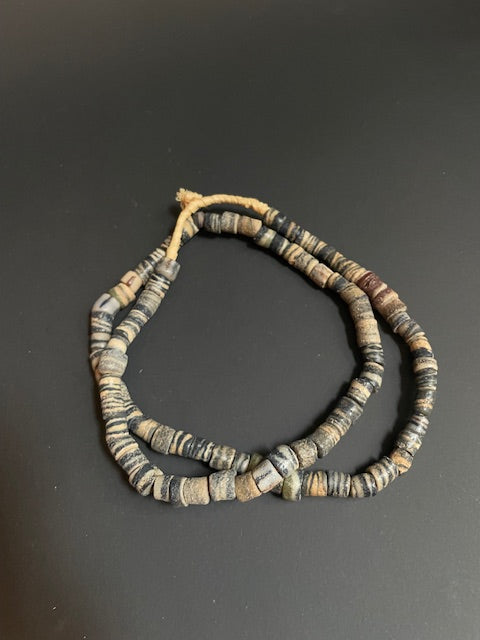 Vintage handelskralen ketting uit Ghana grijs gestreept