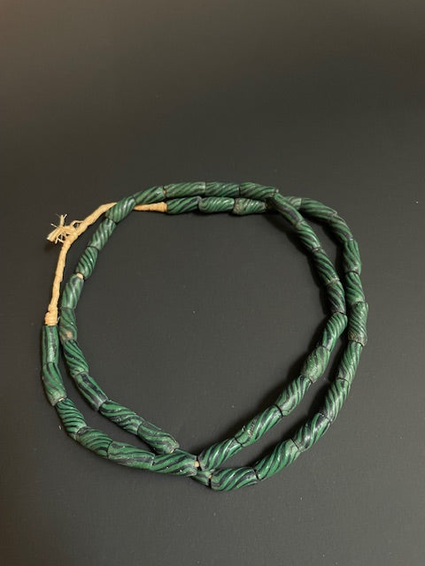 Lange vintage handelskralen ketting uit Ghana groen-zwart
