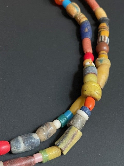 Lange vintage handelskralen ketting uit Ghana kleurenmix