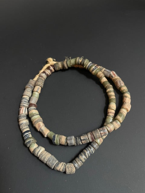 Vintage handelskralen ketting uit Ghana lichtgrijs gestreept