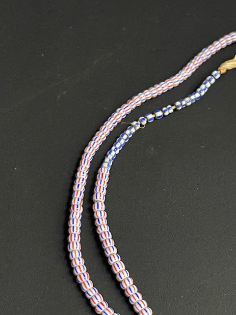 Vintage handelskralen ketting uit Ghana rood-wit-blauw gestreept