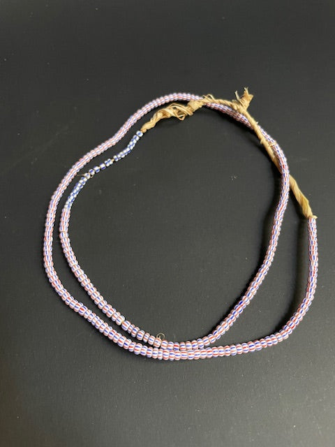 Vintage handelskralen ketting uit Ghana rood-wit-blauw gestreept