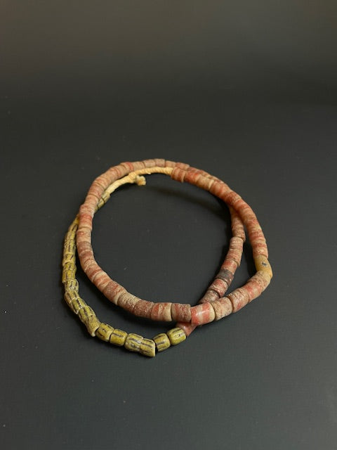 Vintage handelskralen ketting uit Ghana rood-geel