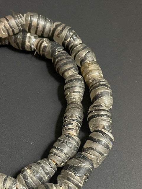 Vintage handelskralen ketting uit Ghana transparant-zwart