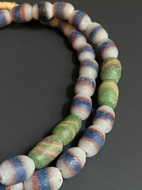 Vintage handelskralen ketting uit Ghana wit-blauw