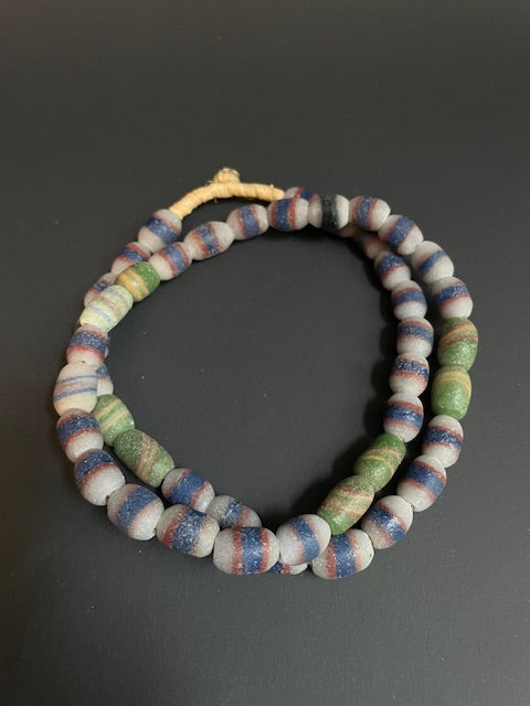 Vintage handelskralen ketting uit Ghana wit-blauw