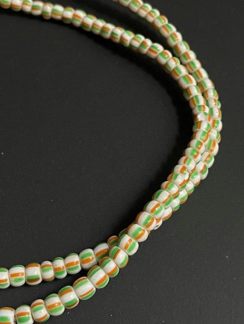 Vintage handelskralen ketting uit Ghana wit-groen-oranje