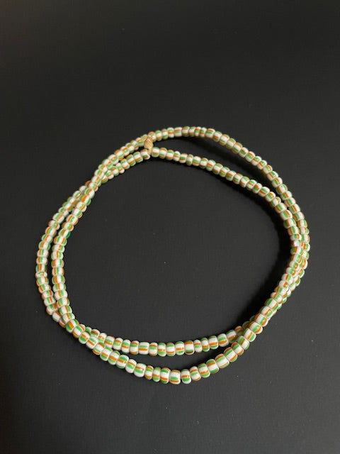 Vintage handelskralen ketting uit Ghana wit-groen-oranje