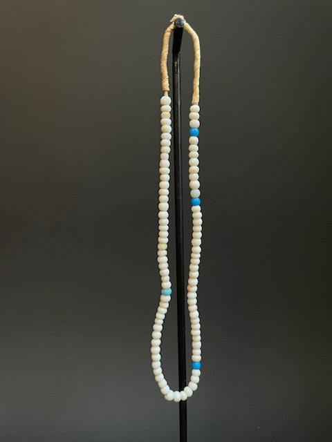 Collier de perles commerciales vintage du Ghana blanc
