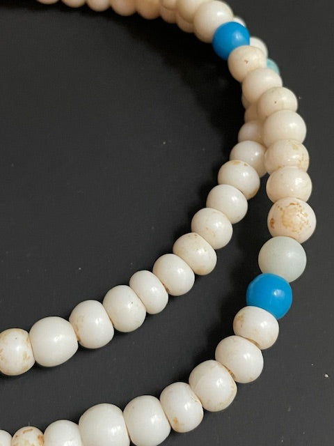 Collier de perles commerciales vintage du Ghana blanc