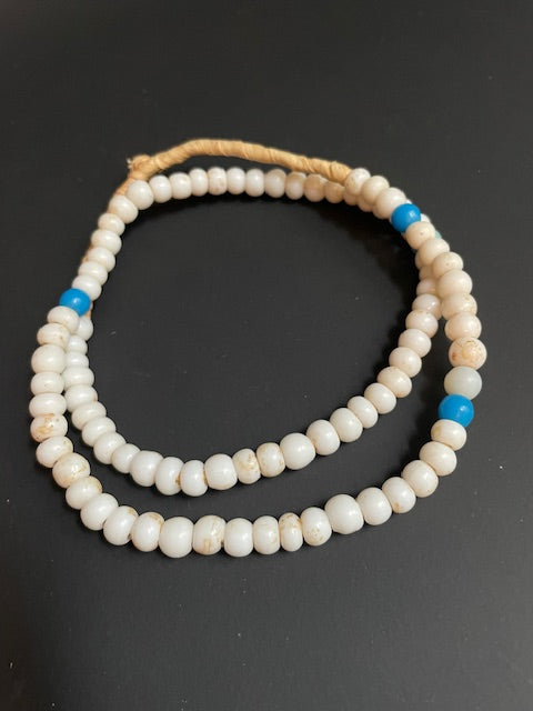 Collier de perles commerciales vintage du Ghana blanc