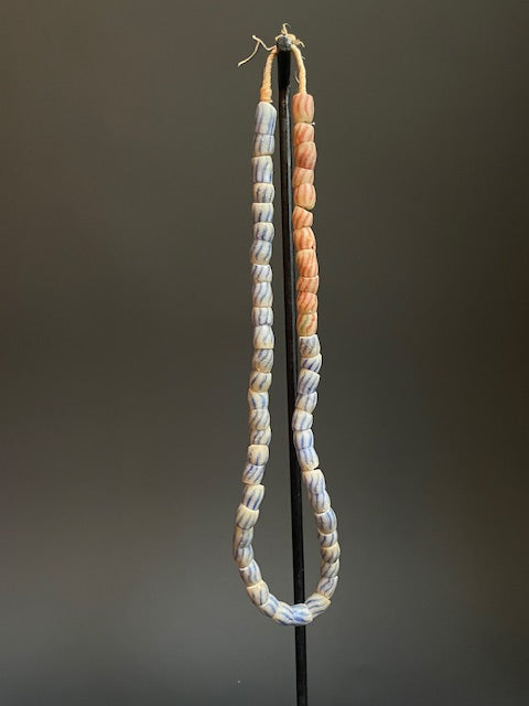 Vintage handelskralen ketting uit Ghana wit gestreept