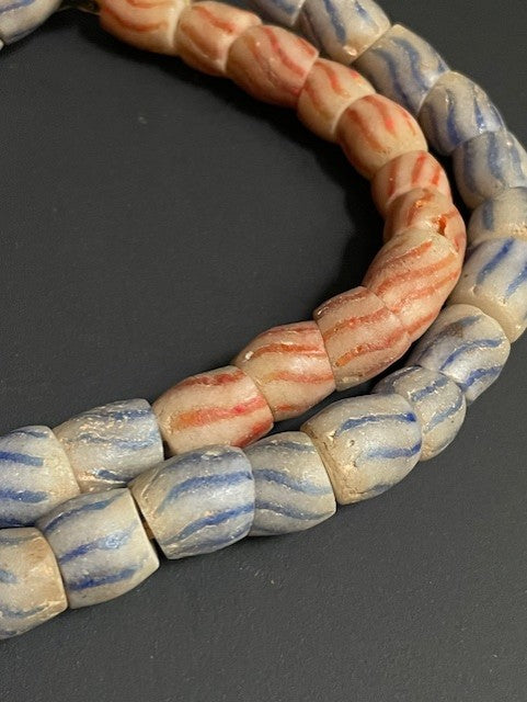 Vintage handelskralen ketting uit Ghana wit gestreept