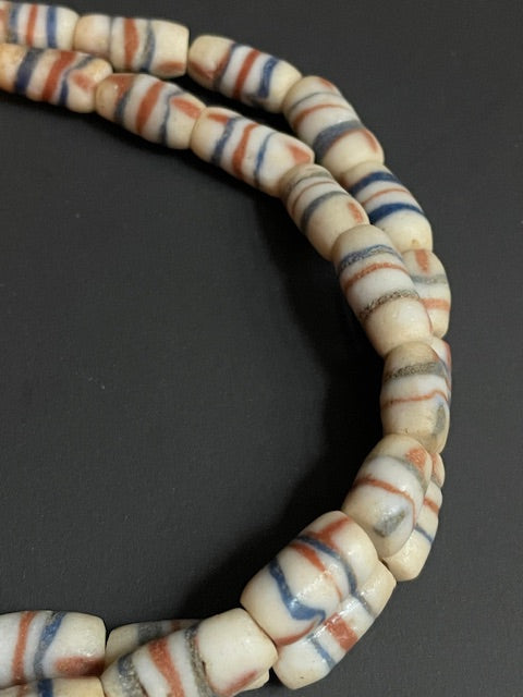 Vintage handelskralen ketting uit Ghana wit gestreept