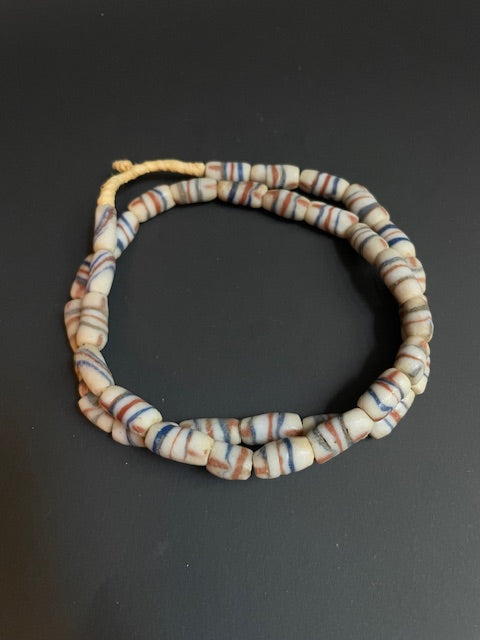 Vintage handelskralen ketting uit Ghana wit gestreept