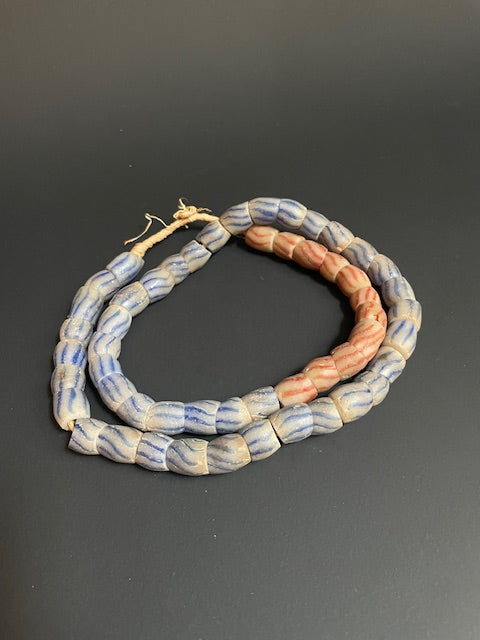 Vintage handelskralen ketting uit Ghana wit gestreept