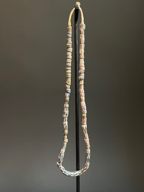 Vintage handelskralen ketting uit Ghana wit gestreept