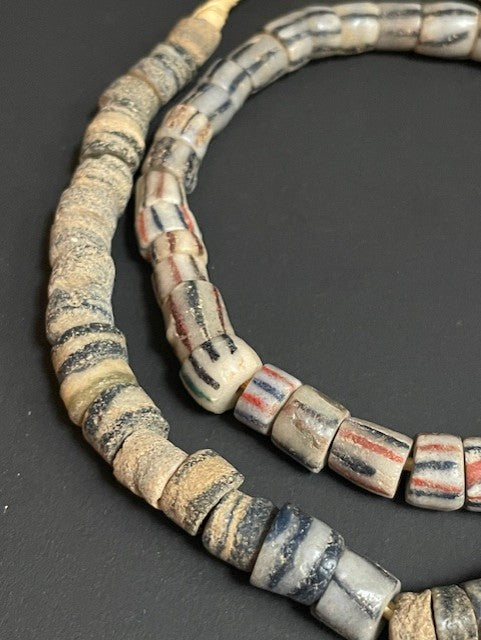 Vintage handelskralen ketting uit Ghana wit gestreept