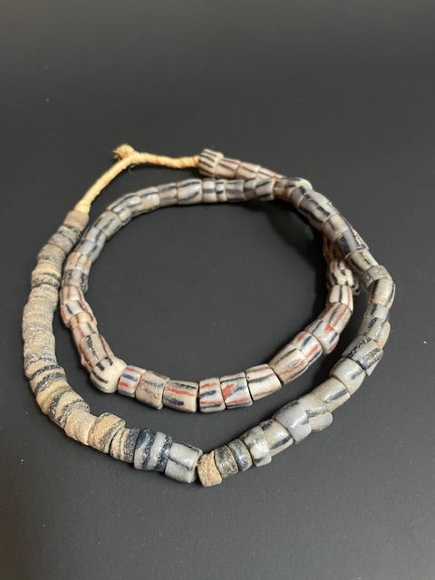 Vintage handelskralen ketting uit Ghana wit gestreept