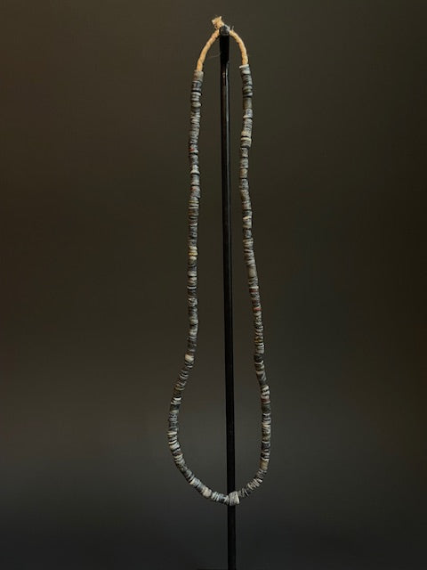 Vintage handelskralen ketting uit Ghana zwart gestreept