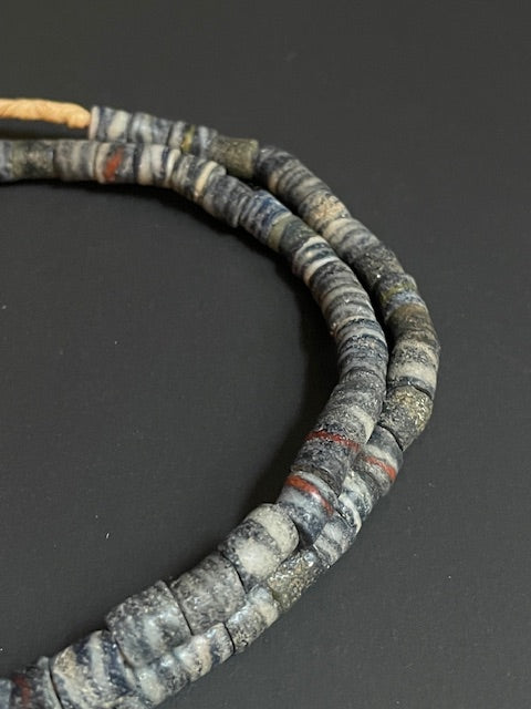 Vintage handelskralen ketting uit Ghana zwart gestreept