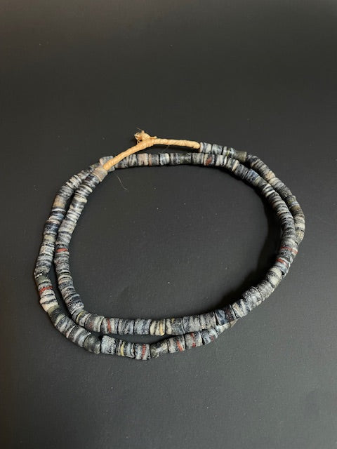 Vintage handelskralen ketting uit Ghana zwart gestreept