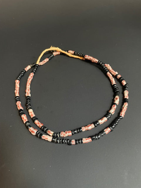 Lange vintage handelskralen ketting uit Ghana zwart-rood-wit