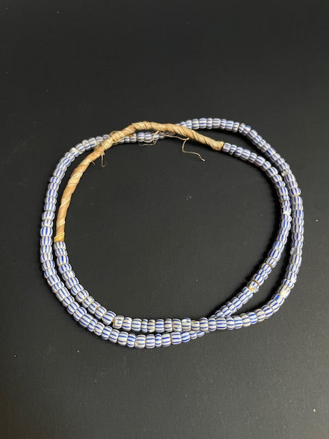 Vintage handelskralen ketting uit Ghana blauw-wit