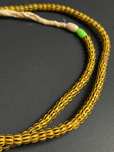 Vintage handelskralen ketting uit Ghana geel-bruin