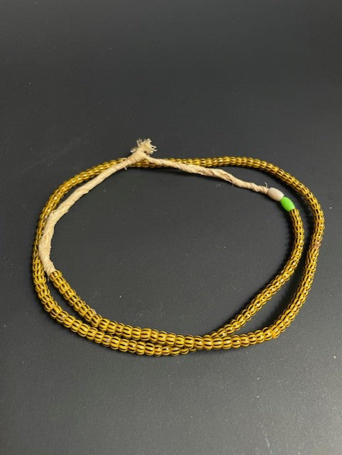Vintage handelskralen ketting uit Ghana geel-bruin