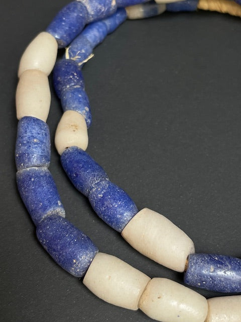 Vintage handelskralen ketting uit Ghana blauw-wit