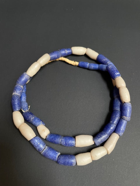 Vintage handelskralen ketting uit Ghana blauw-wit