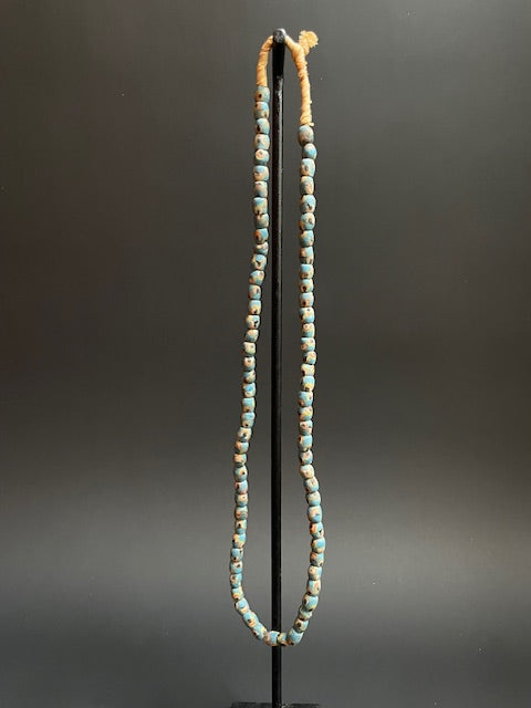 Lange vintage handelskralen ketting uit Ghana blauw stippen