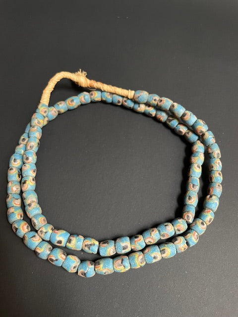 Lange vintage handelskralen ketting uit Ghana blauw stippen