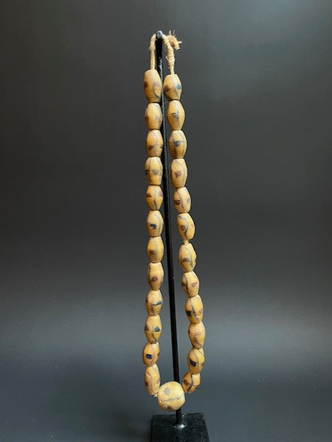 Lange vintage handelskralen ketting uit Ghana geel