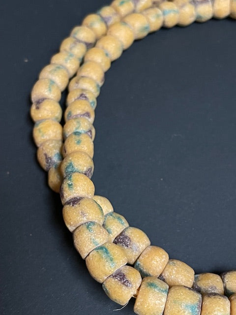 Vintage handelskralen ketting uit Ghana geel