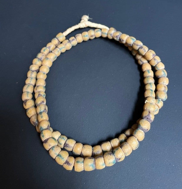 Vintage handelskralen ketting uit Ghana geel